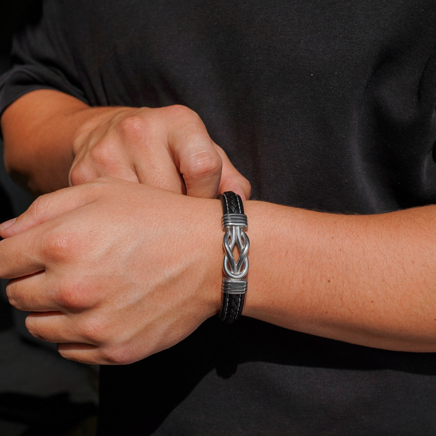 Set de regalo de pulsera con nudo infinito para hijo con nombre grabado